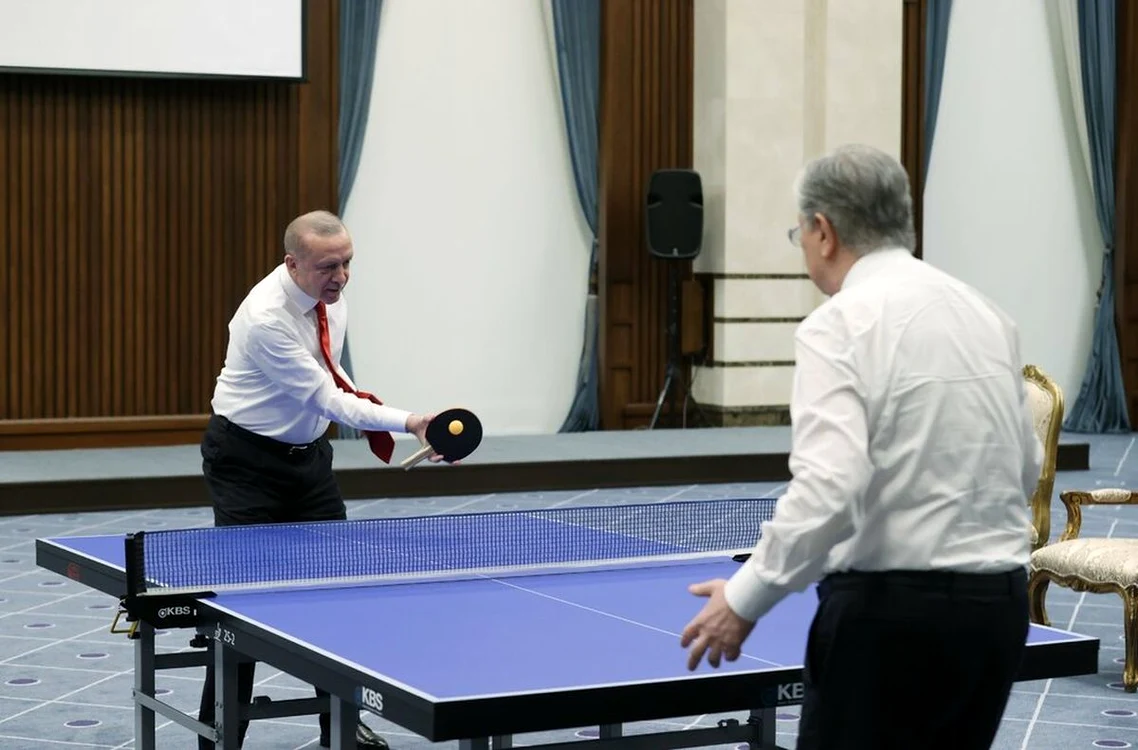 Erdogan a jucat tenis de masă cu Kassim-Joomart Tokayev