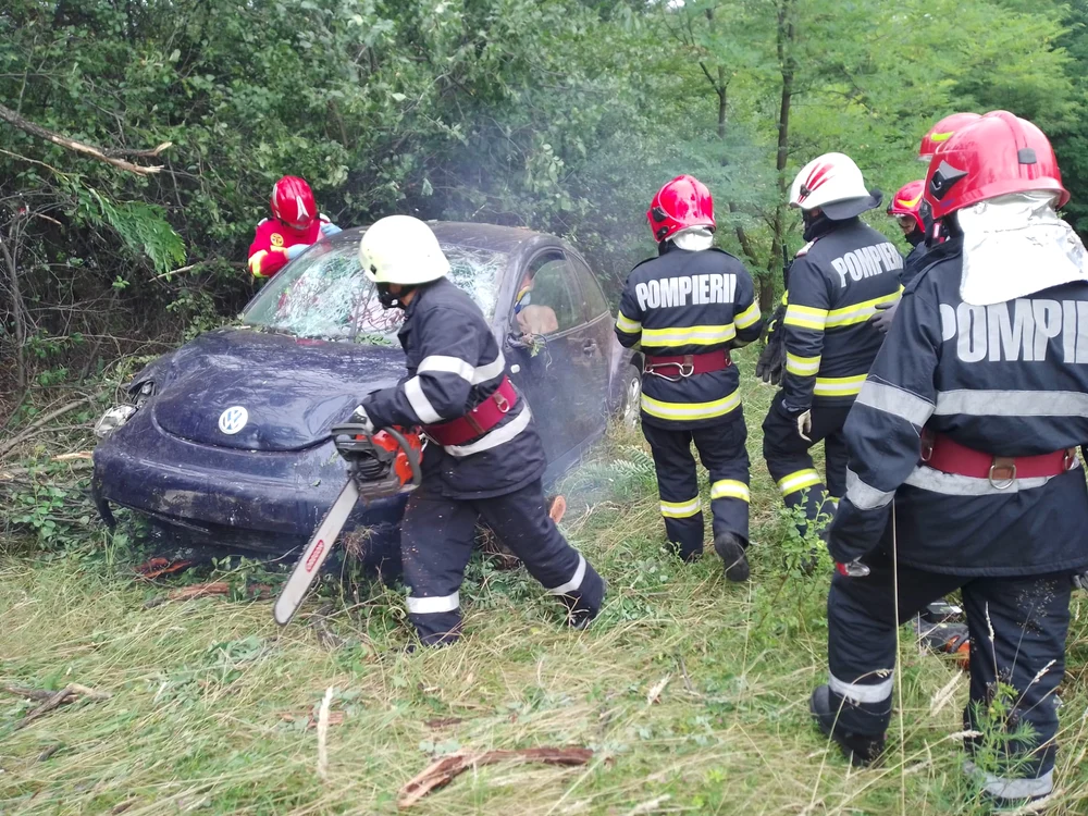Intervenție ISU Vâlcea pe DN7 la un accident de pe Dealul Negru Sursă ISU Vâlcea