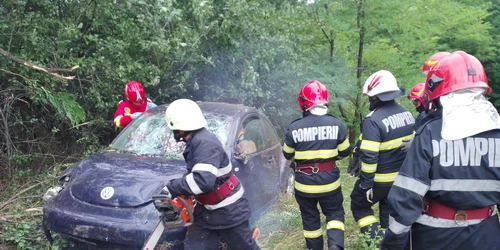Accident pe DN7 la Milcoiu Vâlcea un șofer s-a răsturnat cu mașina în afara carosabilului Foto ISU Vâlcea