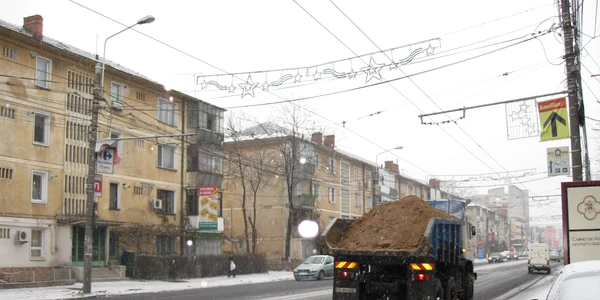 Maşinile cu antiderapant intervin pe străzi