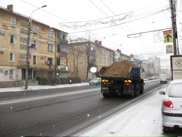 Maşinile cu antiderapant intervin pe străzi