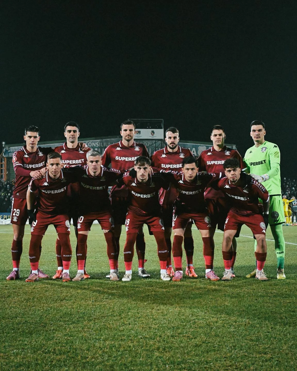 Rapid n-o lasă pe Craiova să se distanțeze. Gruparea giuleșteană așteaptă titlul de 23 de ani