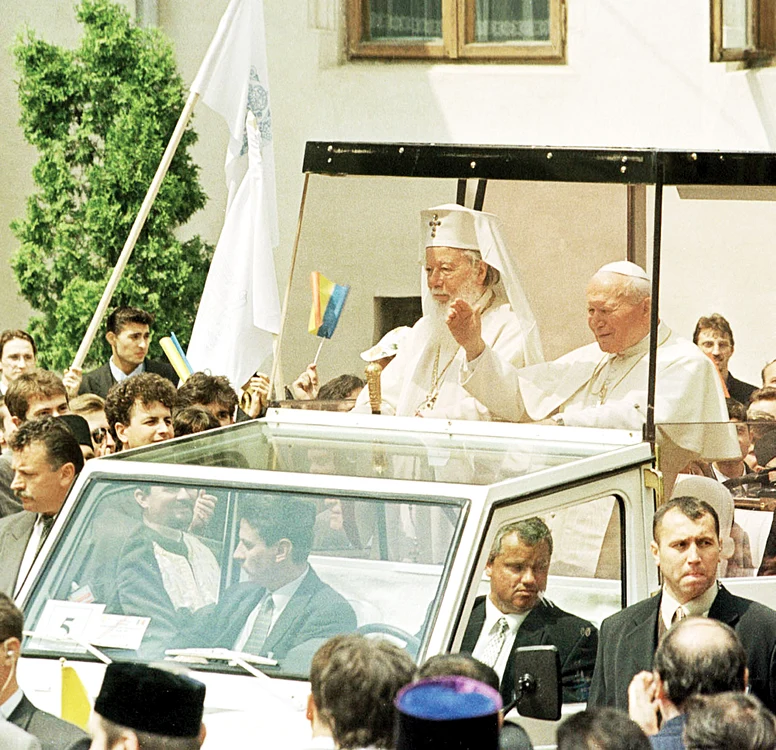 Apoi, au salutat  mulţimea  din papa-mobil