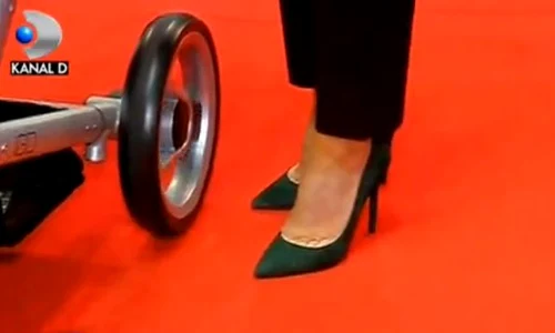 Anca nu are nicio problemă în a merge pe tocuri în luna a noua de sarcină jpeg