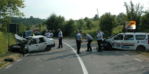 Accident mortal la Scorţeni. Opt persoane au ajuns în spital FOTO Andrei Grecu (ISU Bacau)