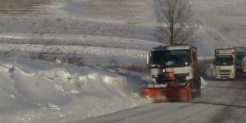 Utilaje la deszăpezire. FOTO: ARHIVĂ