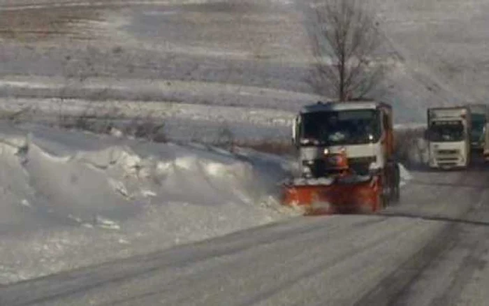 Utilaje la deszăpezire. FOTO: ARHIVĂ