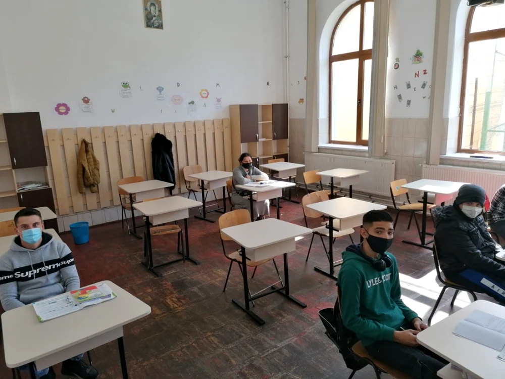 Zeci de elevi care au depăşit cu mult vârsta şcolară se întorc în bănci de nevoie FOTOGRAFII. Alina Mitran
