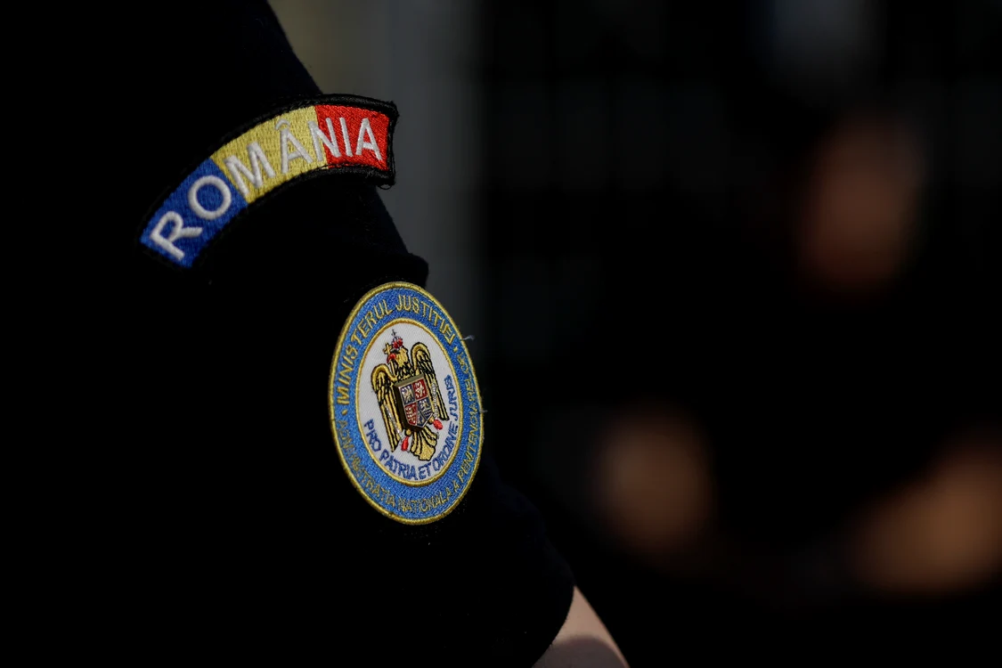 Mâneca unui polițist pe care se află scris România deasupra emblemei