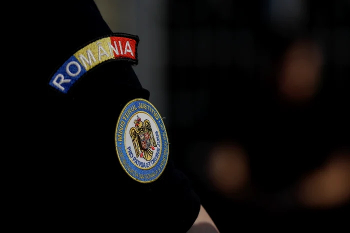 Mâneca unui polițist pe care se află scris România deasupra emblemei