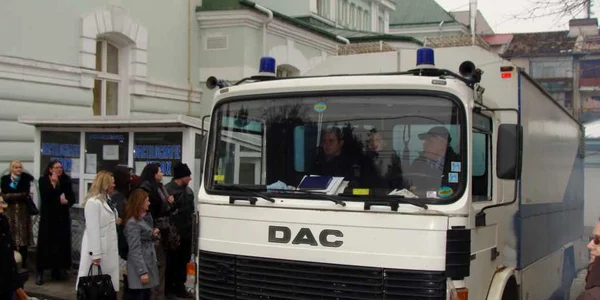 Maşina cu care a fost adus primarul Mircia Gutau de la Penitenciarul Colibaşi