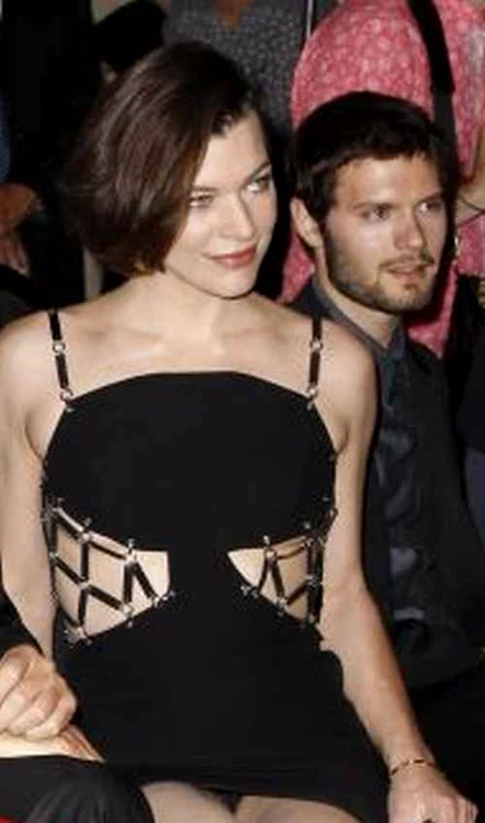Milla Jovovich, într-o ipostază dubioasă: are sau nu are chiloţi? (Foto: Hepta)