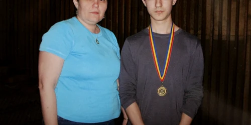 Profesoara Carmen Georgescu alături de Mihnea Iancu, elev premiat internaţional