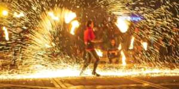 Spectacol cu foc în centrul Braşovului