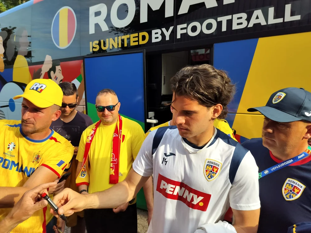 Ianis Hagi a tot stat alături de suporterii români în Germania. FOTO: Paul Cirican