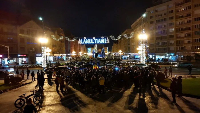 George Simion şi simpatizanţii AUR în faţa Catedralei din Timişoara FOTO Ş.Both