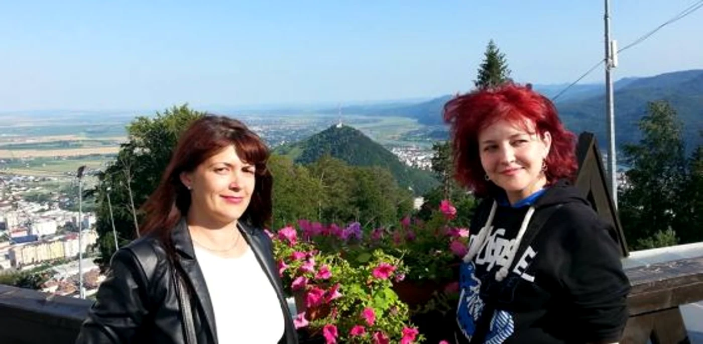 Nicoleta Oprişan (stânga) preia funcţia de director de la Margareta Tătăruş