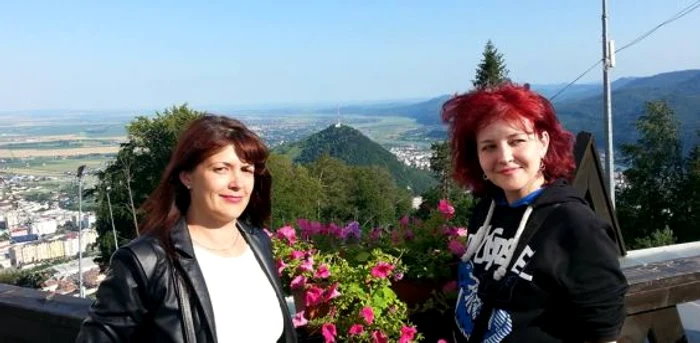 Nicoleta Oprişan (stânga) preia funcţia de director de la Margareta Tătăruş