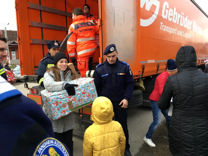 8 nicolae al romaniei pachete umanitare de craciun 2019 8 jpg jpeg