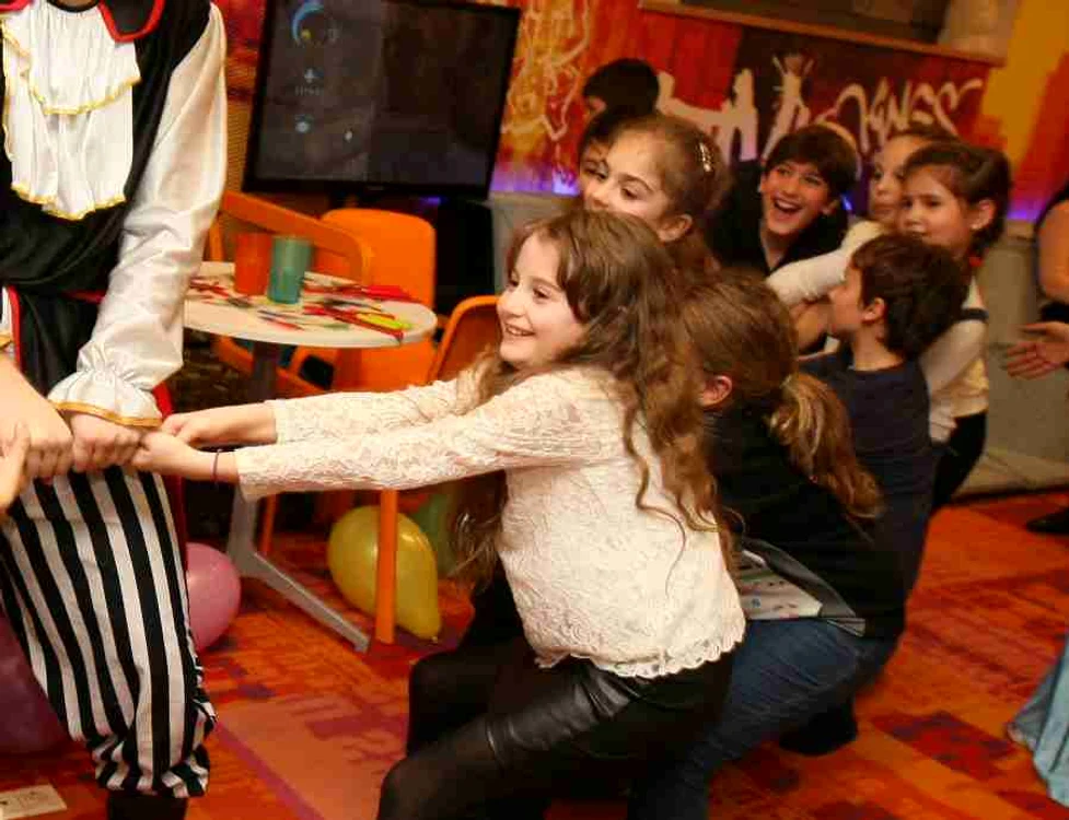 
    Irina Columbeanu a fost în formă maximă la petrecerea ei de vineri seară (15 ianuarie)Foto: Dorin Constanda  