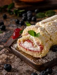 Rulada cu gem de fructe de padure  Sursa foto shutterstock 1744930400 jpg