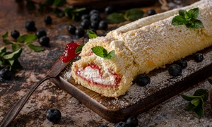 Rulada cu gem de fructe de padure  Sursa foto shutterstock 1744930400 jpg