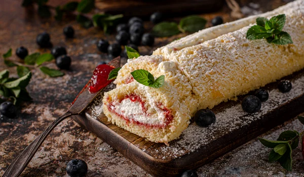 Rulada cu gem de fructe de padure Sursa foto shutterstock 1744930400 jpg