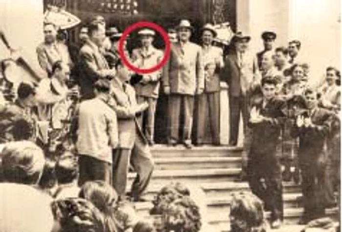 Ceauşescu (medalion) l-a susţinut pe Gheorghiu-Dej (în dreapta sa) în 1956, când s-a pus problema destalinizării