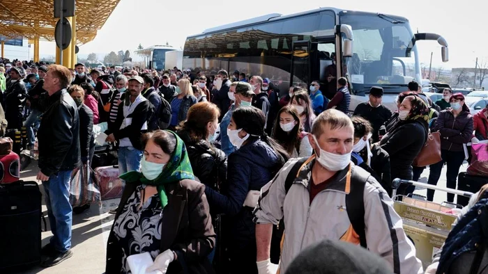 Autocarele cu români sunt verificate foarte dur la granița dintre Spania și FranțaFoto: antena3.ro