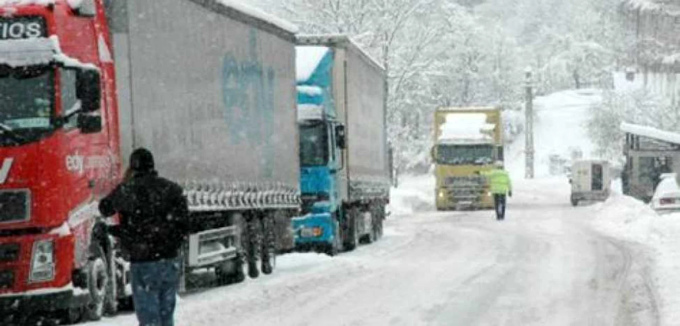 Cele trei tiruri sunt blocate la intrarea în municipiul Huşi FOTO: Adevărul