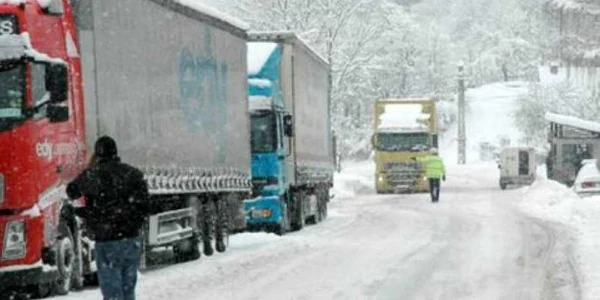 Zeci de tiruri care au intrat prin vama Bechet au fost trase pe dreapta la intrarea în Craiova.