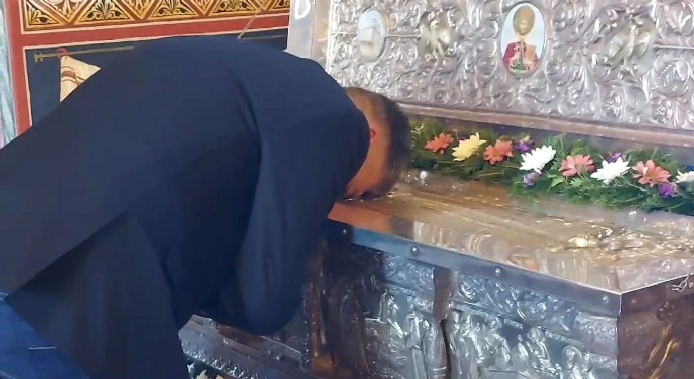 Ciolacu și-a sprijinit fruntea pe racla cu moașttele Sf. Constantin Brâncoveanu FOTO: capturra video