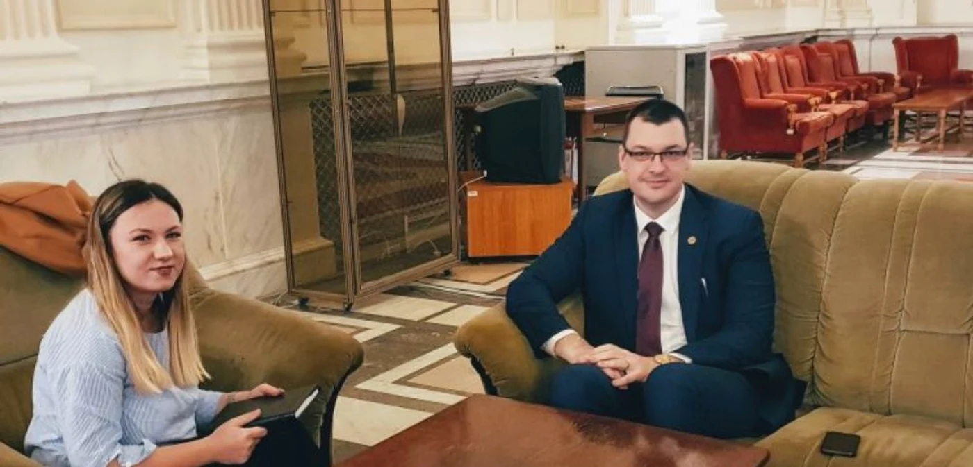 Alexandra Lopotaru şi parlamentarul liberal Ovidiu Raeţchi; Foto: Arhiva personală Alexandra Lopotaru