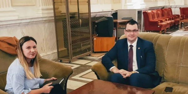 Alexandra Lopotaru bloggeriţa lobbystă şi parlamentarul liberal Ovidiu Raeţchi Foto Arhiva personală Alexandra Lopotaru