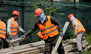 muncitori straini asiatici constructii forta de munca foto inquam photos george calin