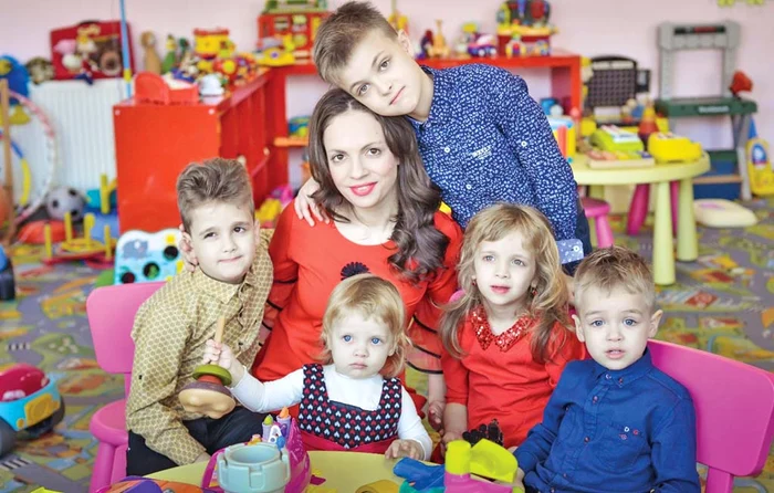 
    Raluca, alături de Serafim  (10 ani), Cassian (8 ani),  Emilian ( 4 ani), Maria (6 ani)  şi de Anastasia, care are  un an şi jumătate  