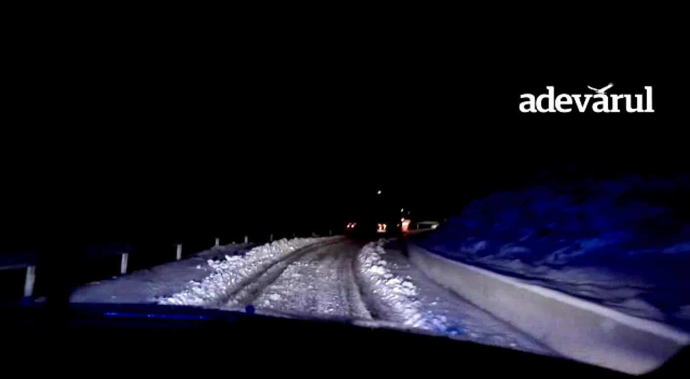 Pe drumul care duce la Piatra Arsă - Babele stratul de zăpadă este unul consistent, iar utilajele de deszăpezire şi-au făcut simţită prezenţa.