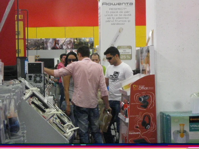 LIviu Vârciu la cumpărături la mallul Atrium Center Arad