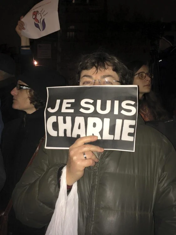 Francezii ies în stradă, în semn de solidaritate FOTO Facebook/ Soutien à Charlie Hebdo