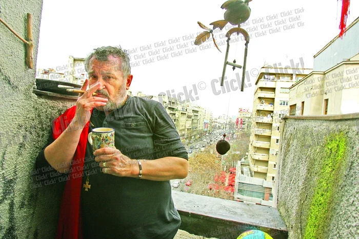 Balconul e micuţ, dar îi oferă o privelişte minunată