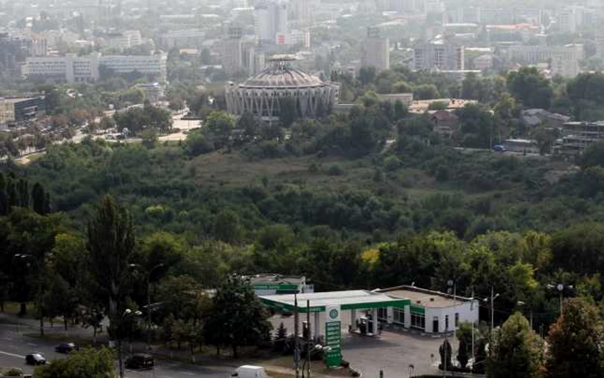 La scurt timp de la desfiinţarea lagărului din Chişinău, pe mormintel prizonierilor au apărut case de locuit, dar şi Circul. FOTO Tudor Iovu