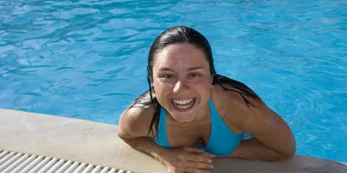Gratis pentru doamne şi domnişoare la bazinul acoperit din Weekend