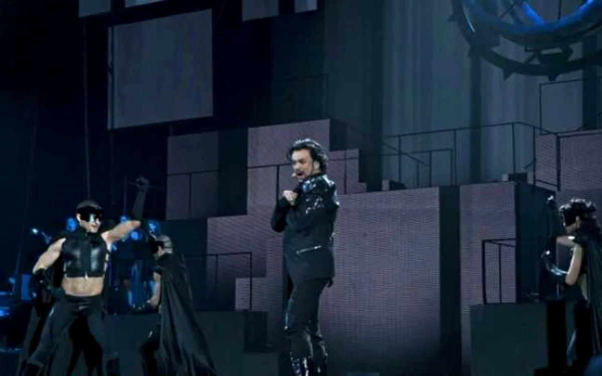 Filip Kirkorov a cântat alături de numeroşii săi dansatori FOTO: perfecte.md