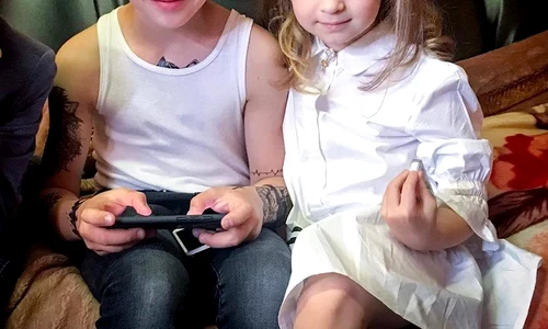 1 fiul lui pavel stratan cezar stratan si fiica lui radu sirbu o zone eva maria sirbu jpg jpeg