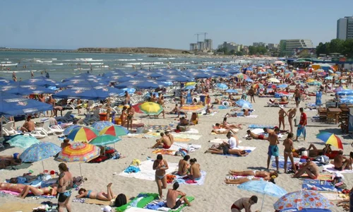 mamaia plaja aglomeratie turisti jpeg
