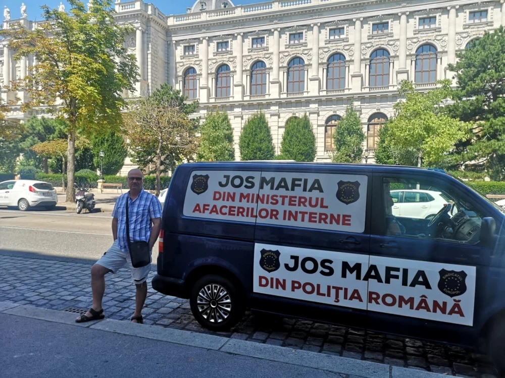 Ioan Cănărău circulă cu maşina astfel tapetată de anul trecut FOTO Facebook