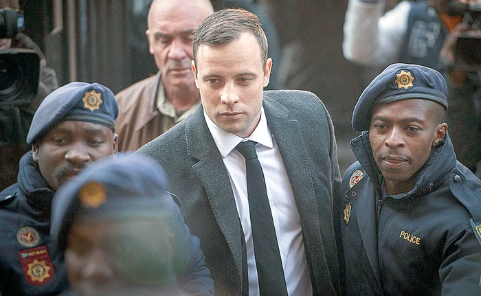 Pistorius a părăsit tribunalul flancat de poliţiştiFoto: AP