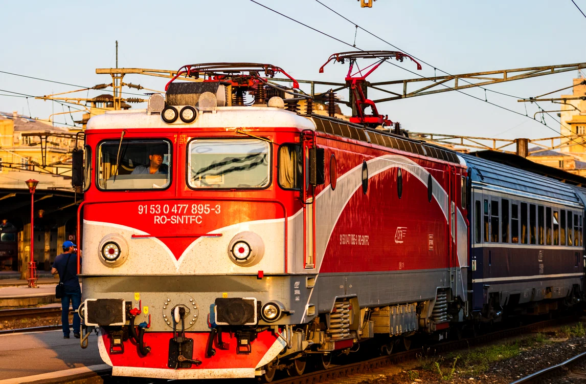 Angajații CFR care se ocupă cu repararea locomotivelor au declanșat o grevă spontană