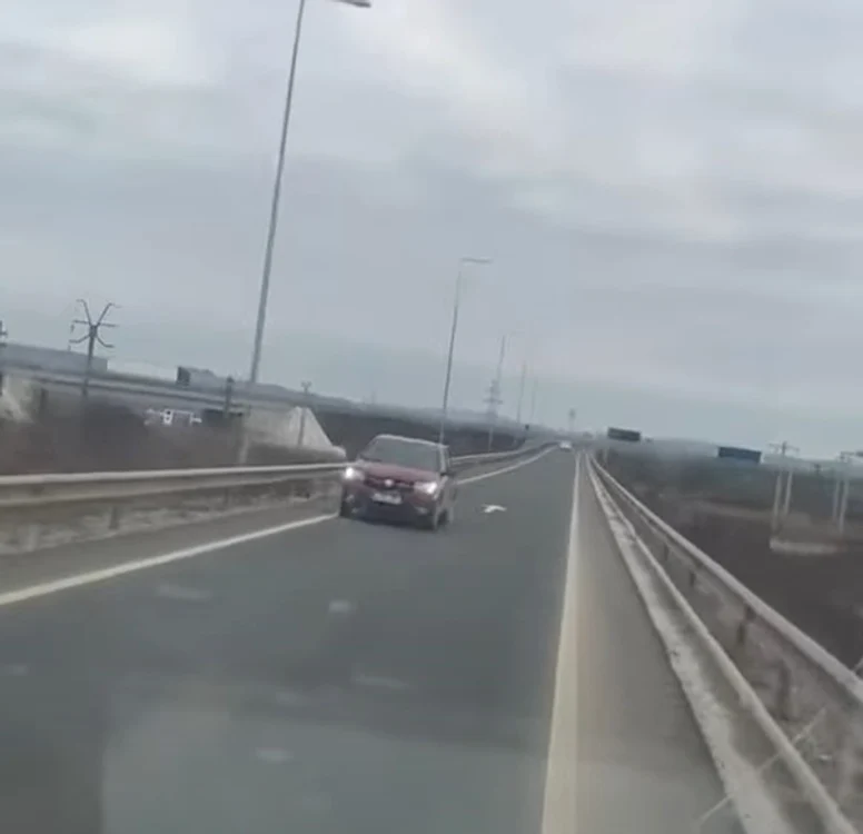 Momentul în care șoferul este surprins pe Autostradă, pe contrasens. Foto: Captură video