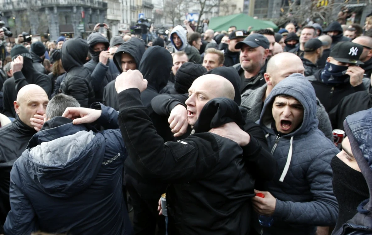 Sustinatori ai extremei drepte se manifesta in  Place de la Bourse din Bruxelles Belgia FOTO AP
